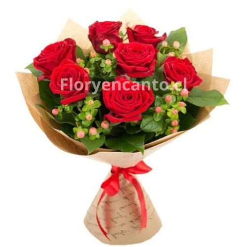 Ramo de 7 Rosas y Hipericum Entre Rosas y Encanto